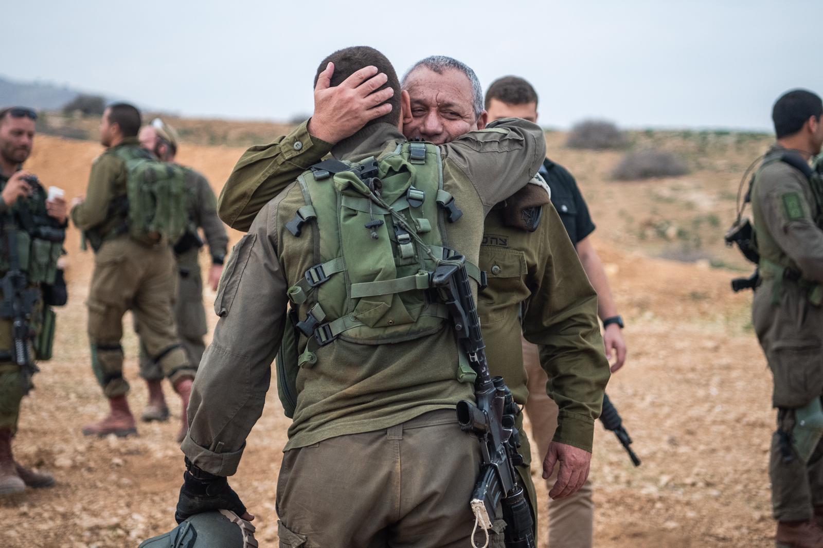 תיעוד: הרמטכ"ל בא לבקר בתרגיל ופגש בבנו איזנקוט ובנו