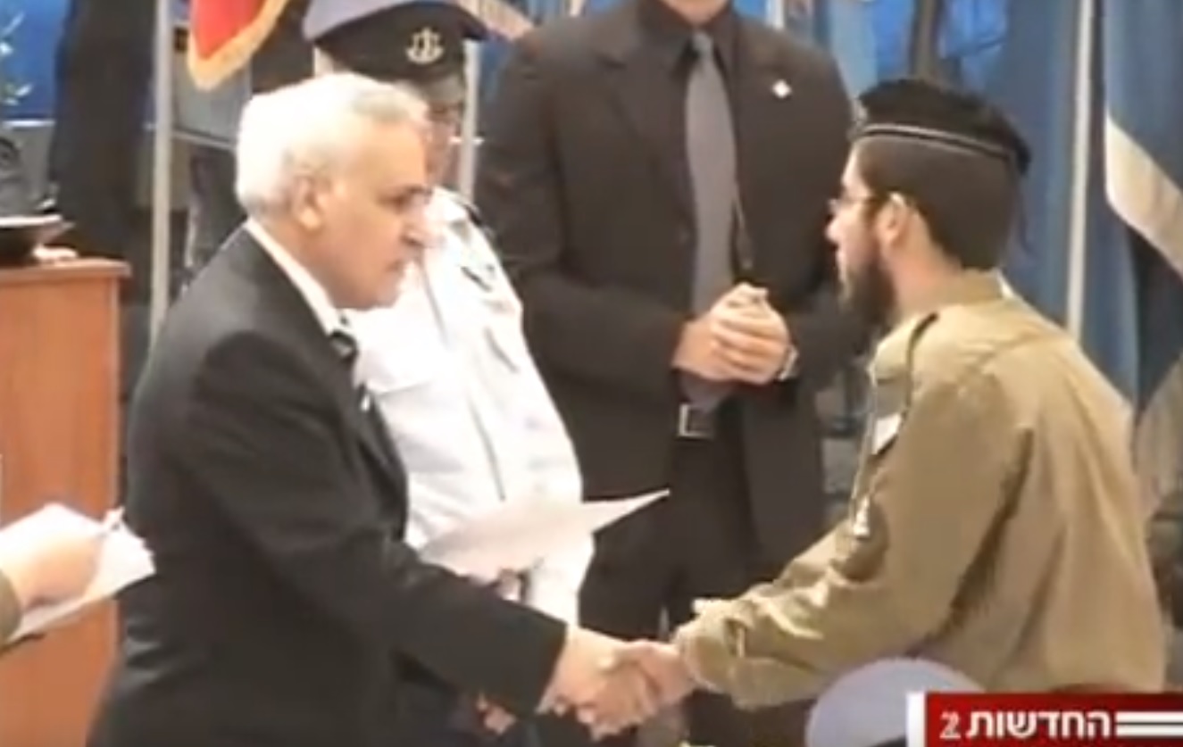 כתב אישום מוסרי: החייל שסירב ללחוץ את יד הרמטכ"ל שובר שתיקה חננאל דיין, הנשיא לשעבר קצב והרמטכ"ל דאז דן חלוץ