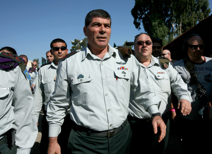 אבי בניהו: "אין שום קשר בין עיתוי המבצע – להמלצות כנגד נתניהו" בניהו בתפקידו כדובר צה"ל בעת שירותו הצבאי