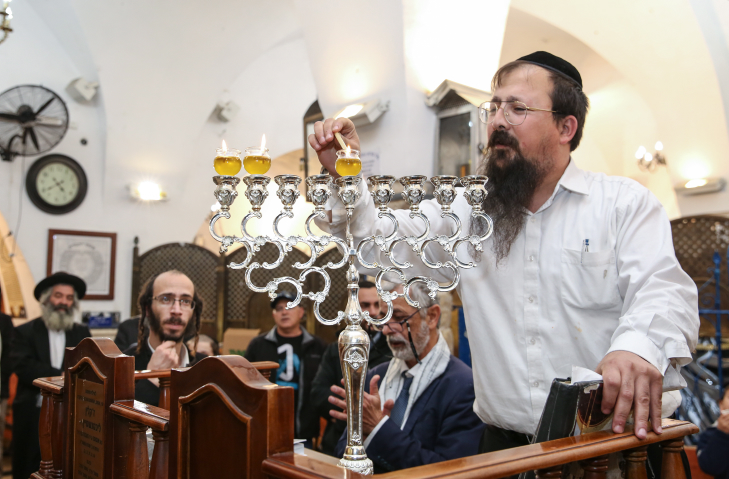 שִׁיר מִזְמוֹר: מראות הדלקת נר שני של חנוכה הדלקה בציון הרשב"י