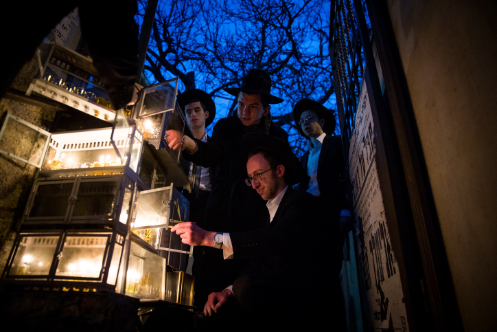 דמדומי ערב: גלריה מרהיבה של הדלקות נרות חנוכה עם צאת הכוכבים .