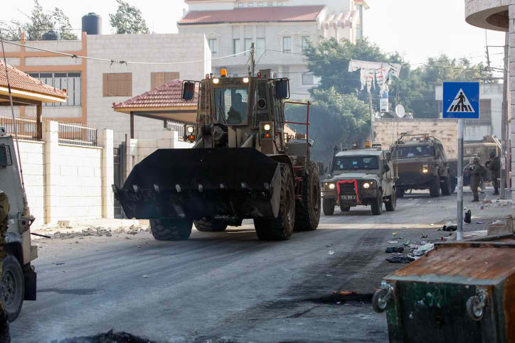 כך נראית הרתעה: דו"ח מצב של ארגון 'בצלמו' על הרס בתי המחבלים טרקטור צהל"י בדרך להריסת בית