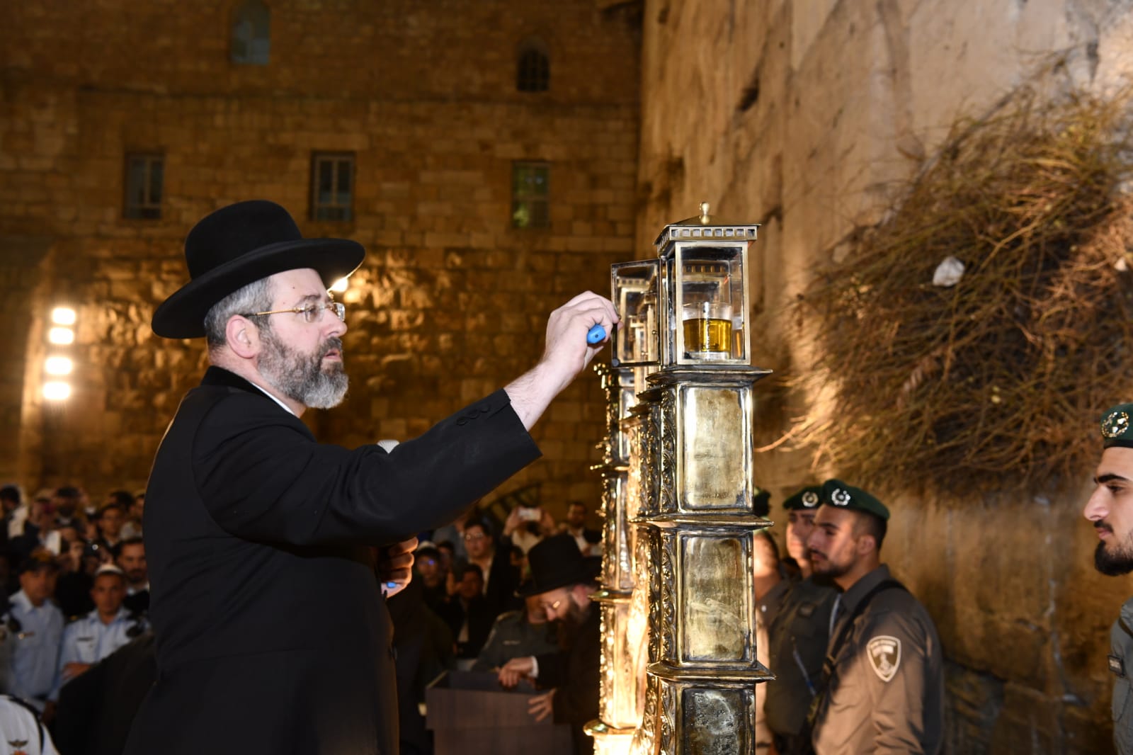 המפכ"ל היוצא בהדלקה האחרונה בכותל המערבי הרב הראשי לישראל בהדלקה הערב