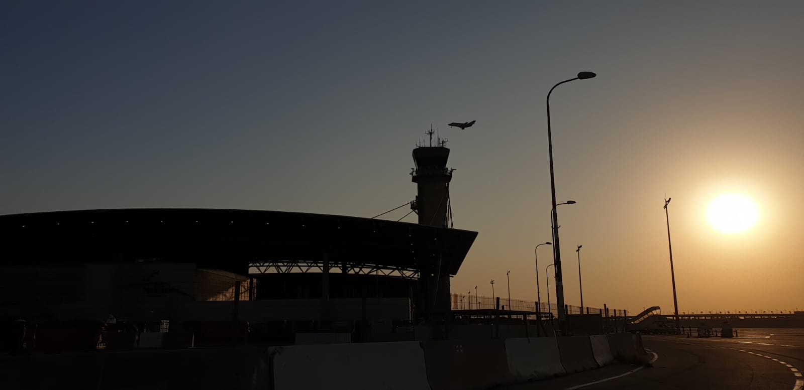 נס חנוכה מול המצלמות: מטוס פרטי נחת בשלום – לאחר שהצמיג התפוצץ המטוס מעל נתב"ג