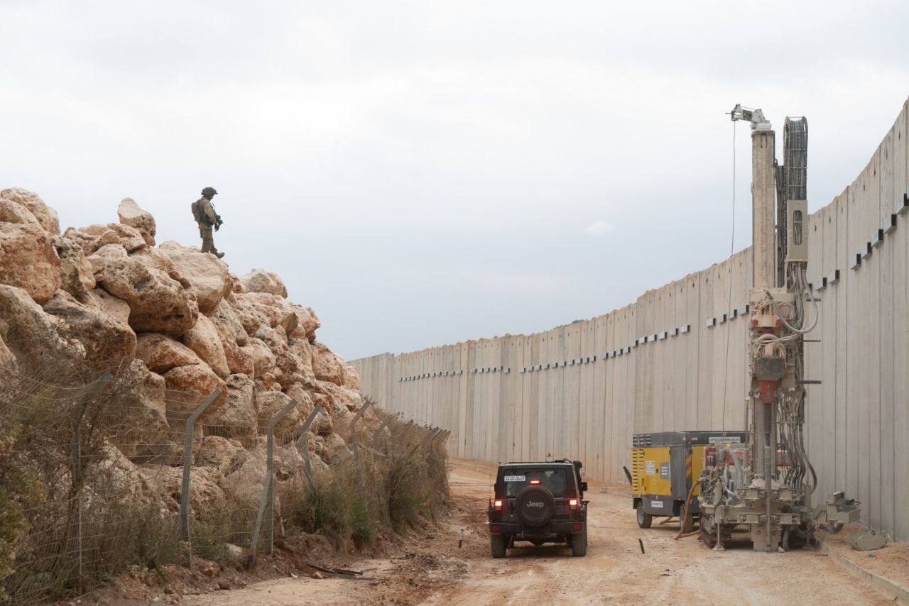 אלוף פיקוד הצפון הציג למפקד יוניפי"ל: "מפה סודית של חיזבאללה" WhatsApp Image 2018-12-06 at 21.01.41