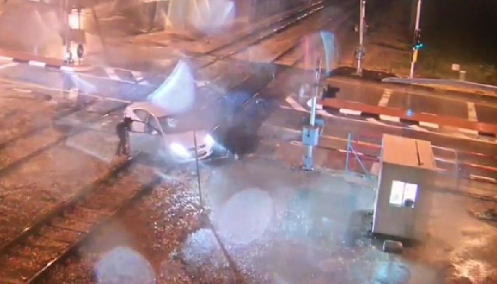 עקב התרעה: הרכבת בלמה בפתאומיות ומנעה פגיעה ברכב הרכב על פסי הרכבת