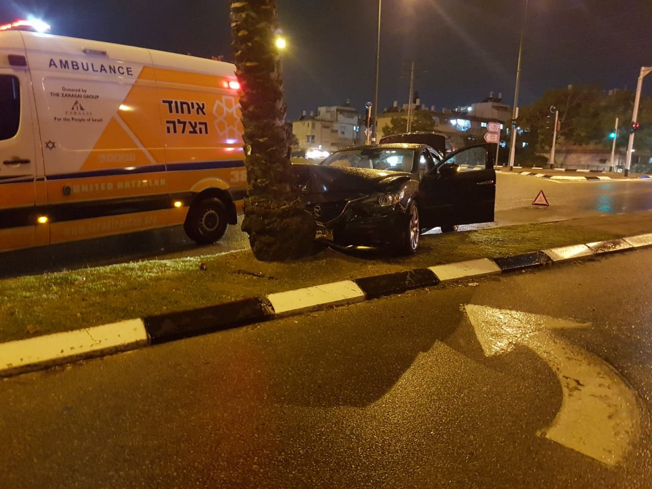 חולון: נהג רכב התנגש בעץ – פצוע קל זירת התאונה