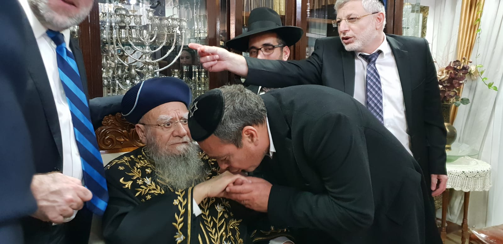 קביעת המזוזה של הנגיד בבית זקן הראשונים לציון 11