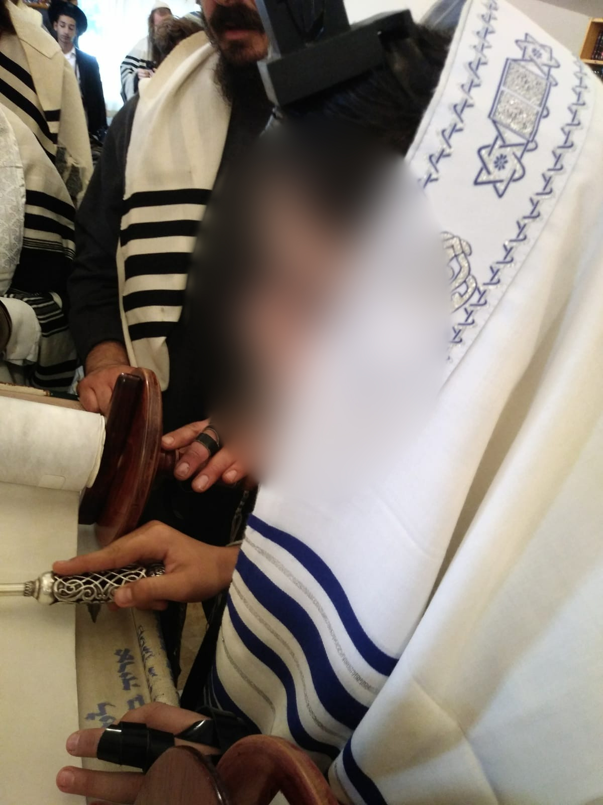 תיעוד מרגש: עד לאחרונה נער מכפר ערבי ועכשיו קורא בתורה 17. כבקי ורגיל. ע עולה לתורה בבר המצווה שלו