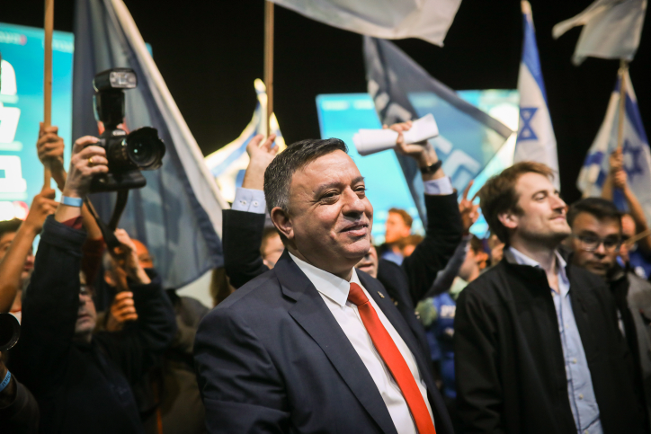 סוער בוועידת העבודה: כבל לגבאי: "בגדת בערכים לא תוכל להנהיג" .