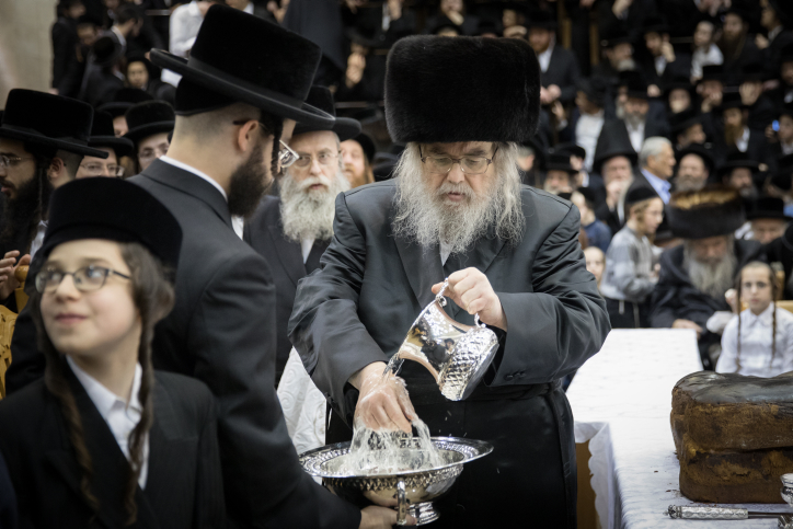 גלריה: טיש טו' בשבט בחצר הקודש 'בעלז' .