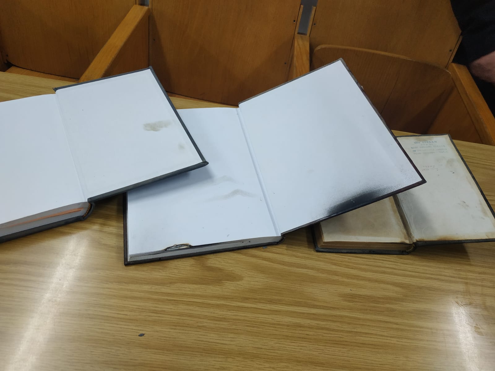מזעזע: כתובות נאצה רוססו על בית כנסת; נשרפו ספרי קודש ספרים שרופים