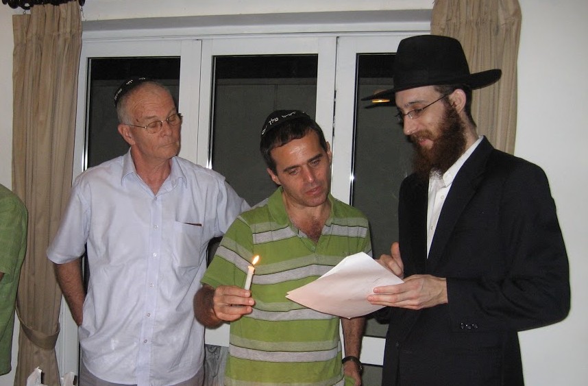 מרגש: מהמנזר הבודהיסטי בחזרה אל היהדות • האזינו קרומבי הדלקת-נרות