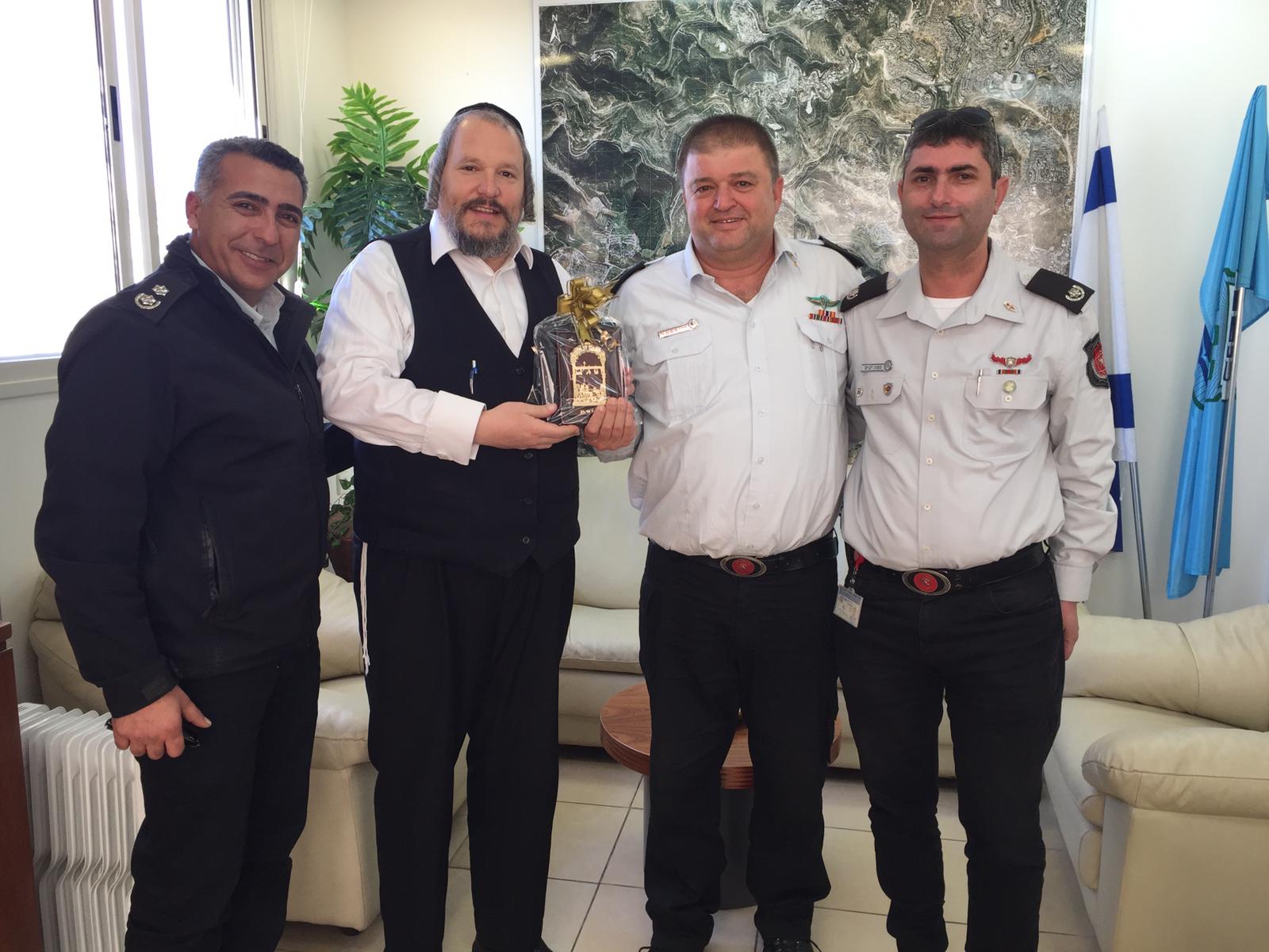 לקראת הקמת היער האנגלי: רובינשטיין נפגש עם לוחמי האש רובינשטיין כבא