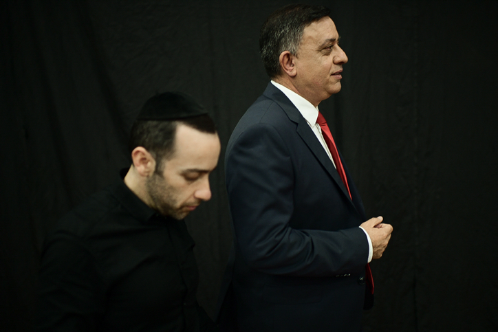 פאר: "גבאי מתגלה כמנהיג נחוש ועקשן שמזכיר את נתניהו" .