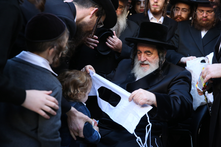 צפו: כ"ק האדמו"ר מויזניץ' עורך חלאקה לנכדו במירון .