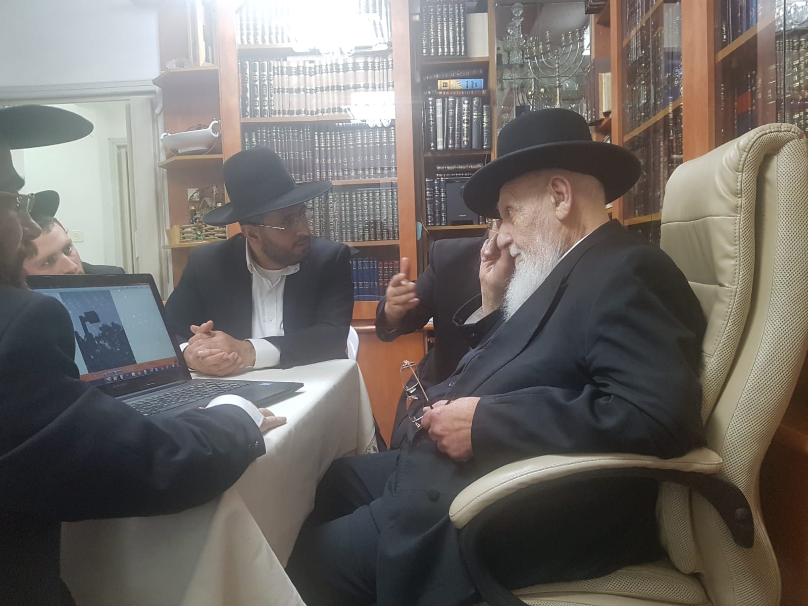 מרן חכם שלום כהן לראשי "בנועם": "חייבים להכשיר בודקי עירובין מומחים" הרב ריאני מרן חכם שלום כהן