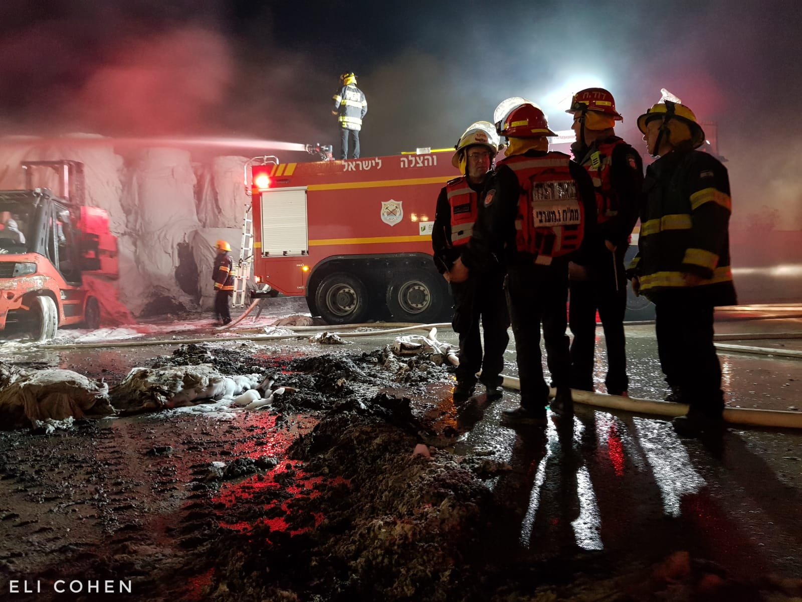 במהלך הפגנה במאה שערים: כבאית ניזוקה ונגנב ממנה ציוד מציל חיים כיבוי אש. אילוסטרציה