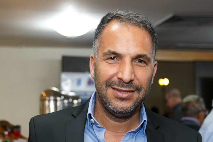 ראש העיר מנסה לאשר תחב"צ בשבת ונתקל במשפטנים מנסה לחלן את העיר. קובי