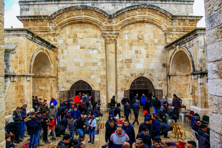 כניעה מבישה: "המדינה תיתן לוואקף את האחריות לשיפוץ שער הרחמים" מוסלמים פולשים באלימות לשער הרחמים