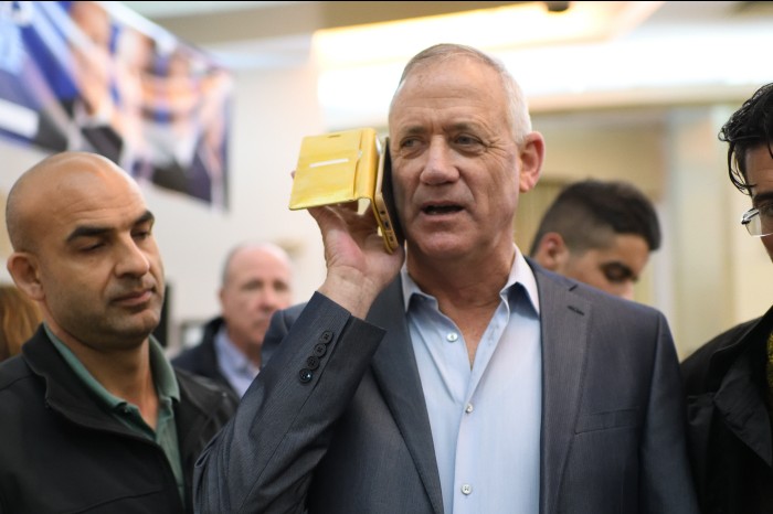 תקיפת סייבר חמורה: איראן פרצה לפלאפון של גנץ וגנבה מידע Benny Ganz, Head of Blue and White party speaks to supporters at an elections campaign event in Petah Tikva