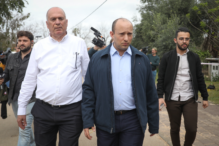 בנט מותח ביקורת חריפה: "הפסקת אש – רוח גבית לטרור" בנט היום בזירת נפילת הטיל בשרון