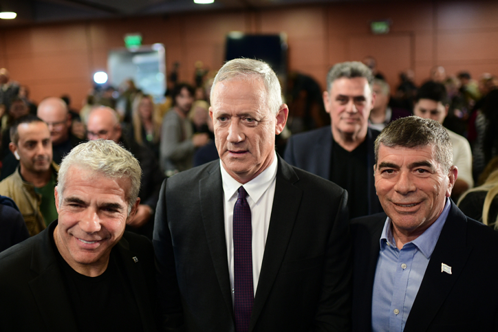 משבר אמון עמוק בכחול לבן • גנץ: "אני לא בוטח באף אחד מהשלישייה" .