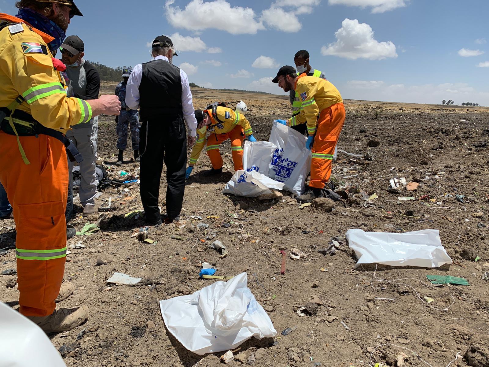 כישלון מדיני: משלחת זק"א חוזרת לארץ ללא שרידי הגופות משלחת זק"א באתר ההתרסקות