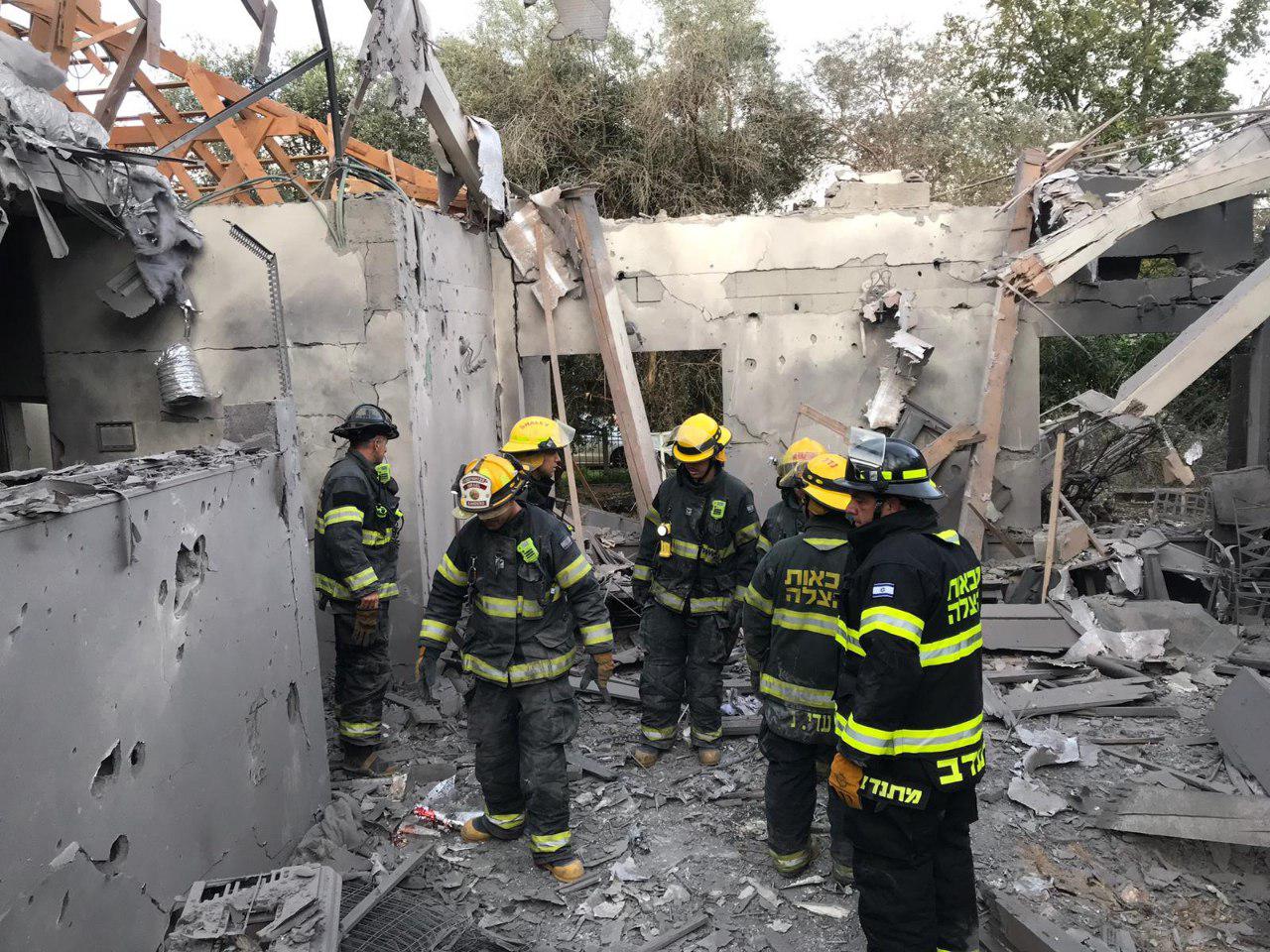 רקטה שנורתה מעזה נחתה על בית במושב משמרת בשרון: שבעה נפצעו בית בשרון שנפגע2