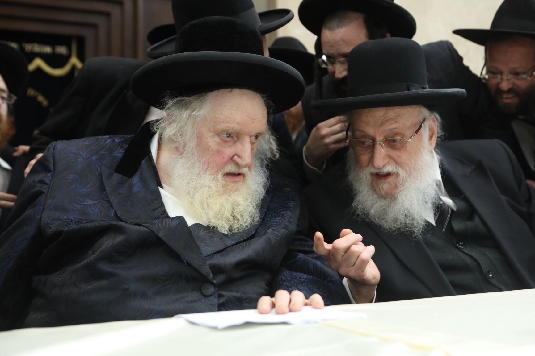 הגר"מ שטרנבוך ברחובות: "בבין הזמנים רואים מי סטודנט ומי בן תורה" עם הגר''ש קוק (2)