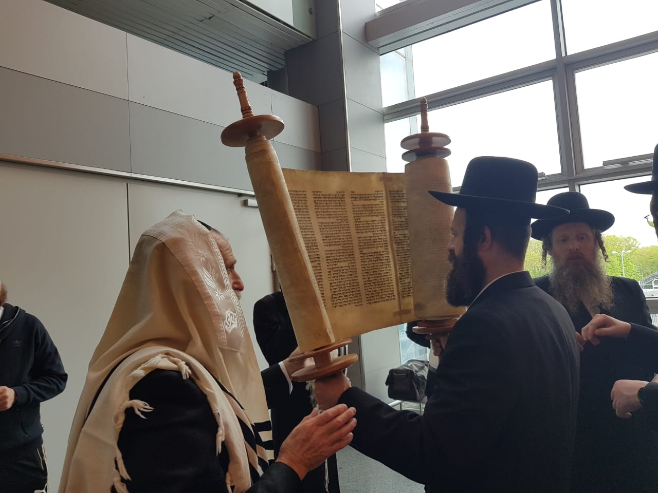 תיעוד: רב קהילת ברסלב בצפת חנך את ספר התורה בבוריספול 45b7b1e8-e469-400e-a9e0-edd237845d55 (1)