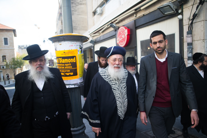הרב עמאר למפלגות החרדיות: "חוקקו חוק לשמירת הכותל לכל אורכו" .