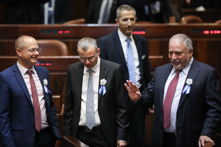 מתרחק מהממשלה: ליברמן: "עם החרדים זו אינה ממשלת ימין" .