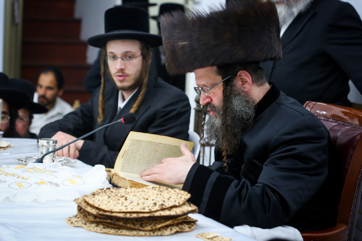 צפו: האדמו"ר מבטישקוב עורך את שולחנו בפסח שני .