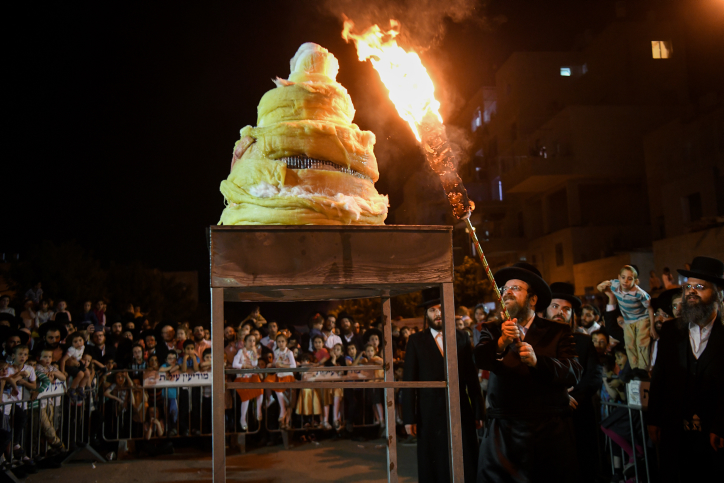 גלריית ענק: תיעוד מרהיב מהמדורות בשכונות וההדלקות בחצרות החסידות .