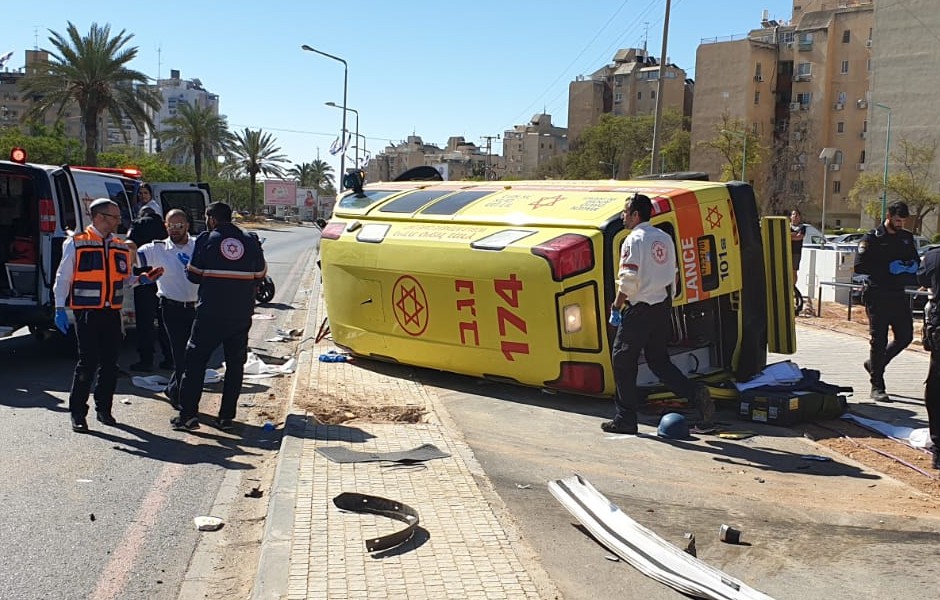 ניידת טיפול נמרץ התהפכה בדרכה לבית החולים; הצוות נחבל קל e3a5ec14-169f-406a-877a-5be78dbcd9dd