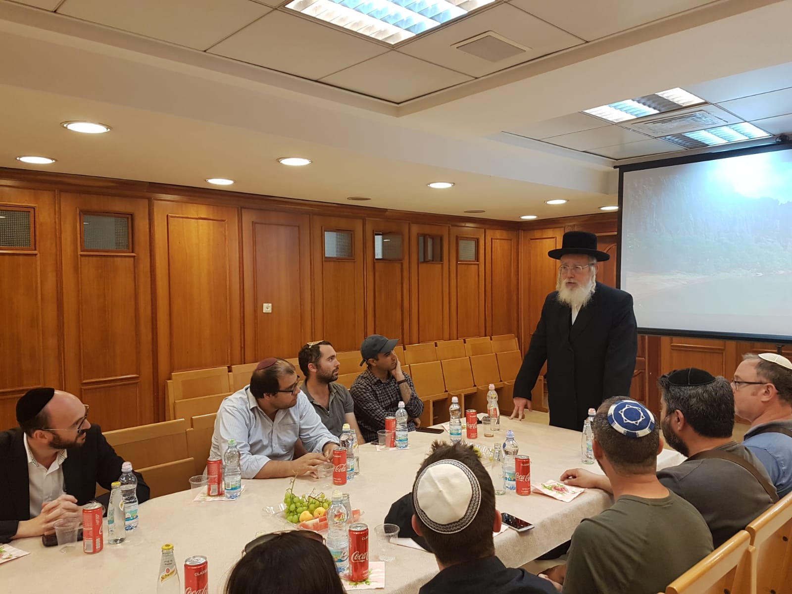 עובדי בנק הפועלים סיירו במיר ובעלזא בירושלים בנק הפועלים סיור