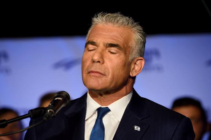 מינה או לא? לפיד שיקר במצח נחושה ונאלץ לתקן לפיד