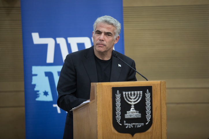 ארגון לביא עותר לבג"צ: "לפתוח בחקירה פלילית נגד לפיד" .