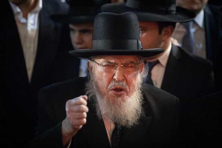 רוממות • צפו: מרן הגרב"מ אזרחי עם תלמידיו בכותל במוצאי החג .