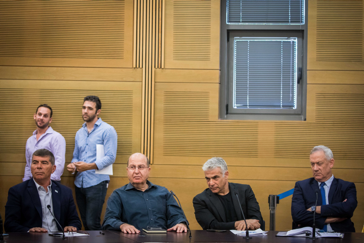 שומרים על הגוש: בכחול לבן קוראים לעבודה ומרצ להתאחד .