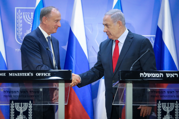 פסגה היסטורית: שלוש המעצמות ידונו על ההתבססות האיראנית בסורה נתניהו עם היועץ לביטחון לאומי של רוסיה