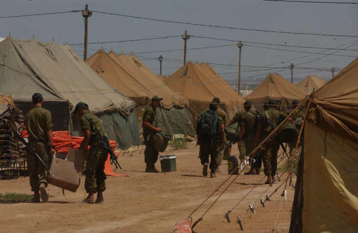 בהנחיית הרמטכ"ל: בדיקת פתע ב-110 בסיסי צה"ל "Tent Town" established near Re'eim for purpose of disengagment.