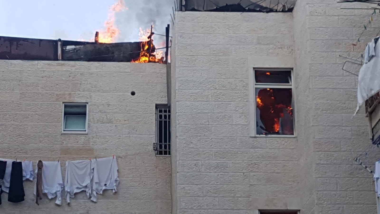 שריפה השתוללה בבניין מגורים בירושלים: פעוטות חולצו מהחלונות WhatsApp Image 2019-06-11 at 18.59.54
