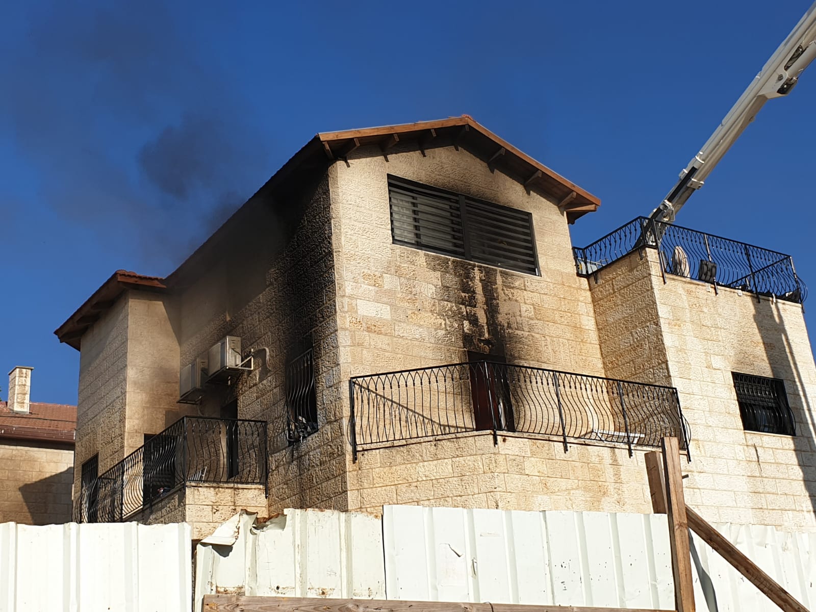 ברקע אש בוערת: משפחה חולצה cdd6a0b6-0c5e-44ae-bc53-9d8c4109f322