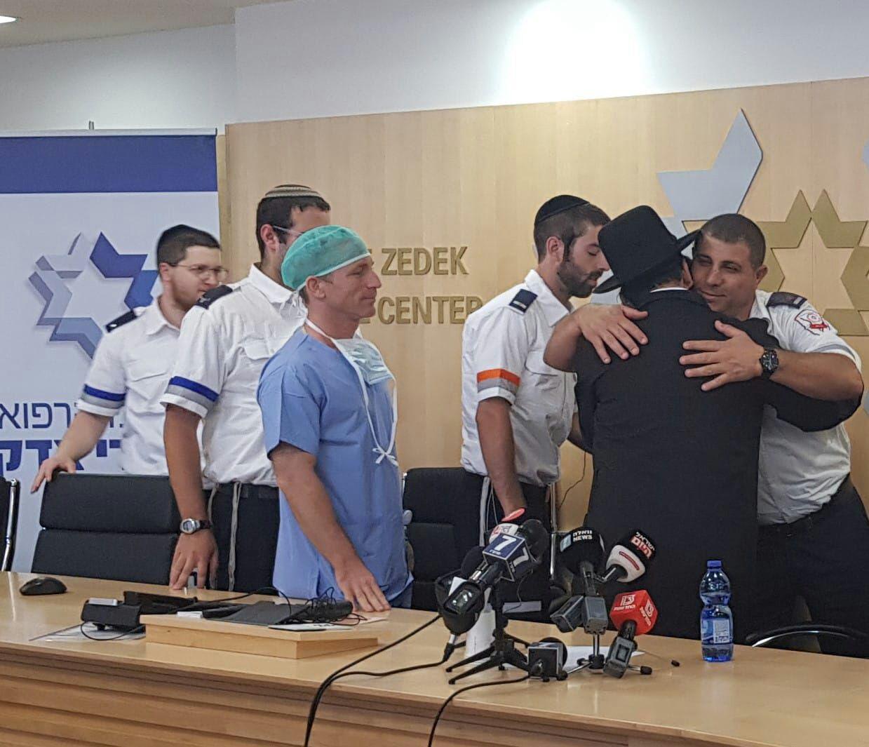 נס רפואי: נפצע אנוש בפיגוע והשתחרר על רגליו: "לא פחדתי" גבריאל עם הצוות הרפואי שהציל אותו
