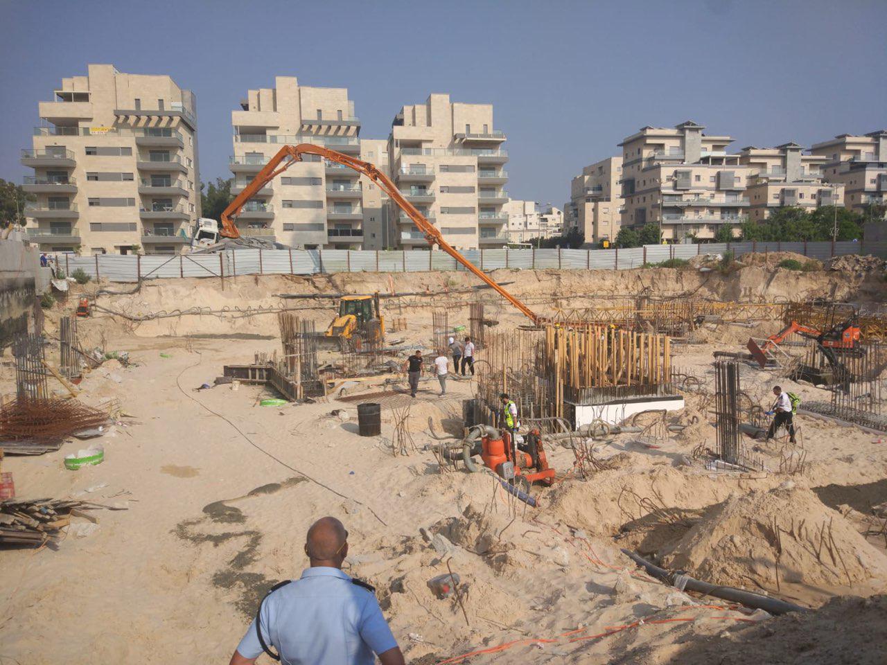קרית מוצקין: פועל נפצע מזרוע של מנוף ופונה במצב אנוש אתר הבנייה