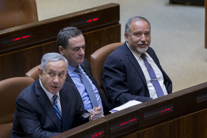 לאחר שזגזג שוב, ליברמן הודיע: "אתנגד לחוק המצלמות" כץ ליברמן ונתניהו