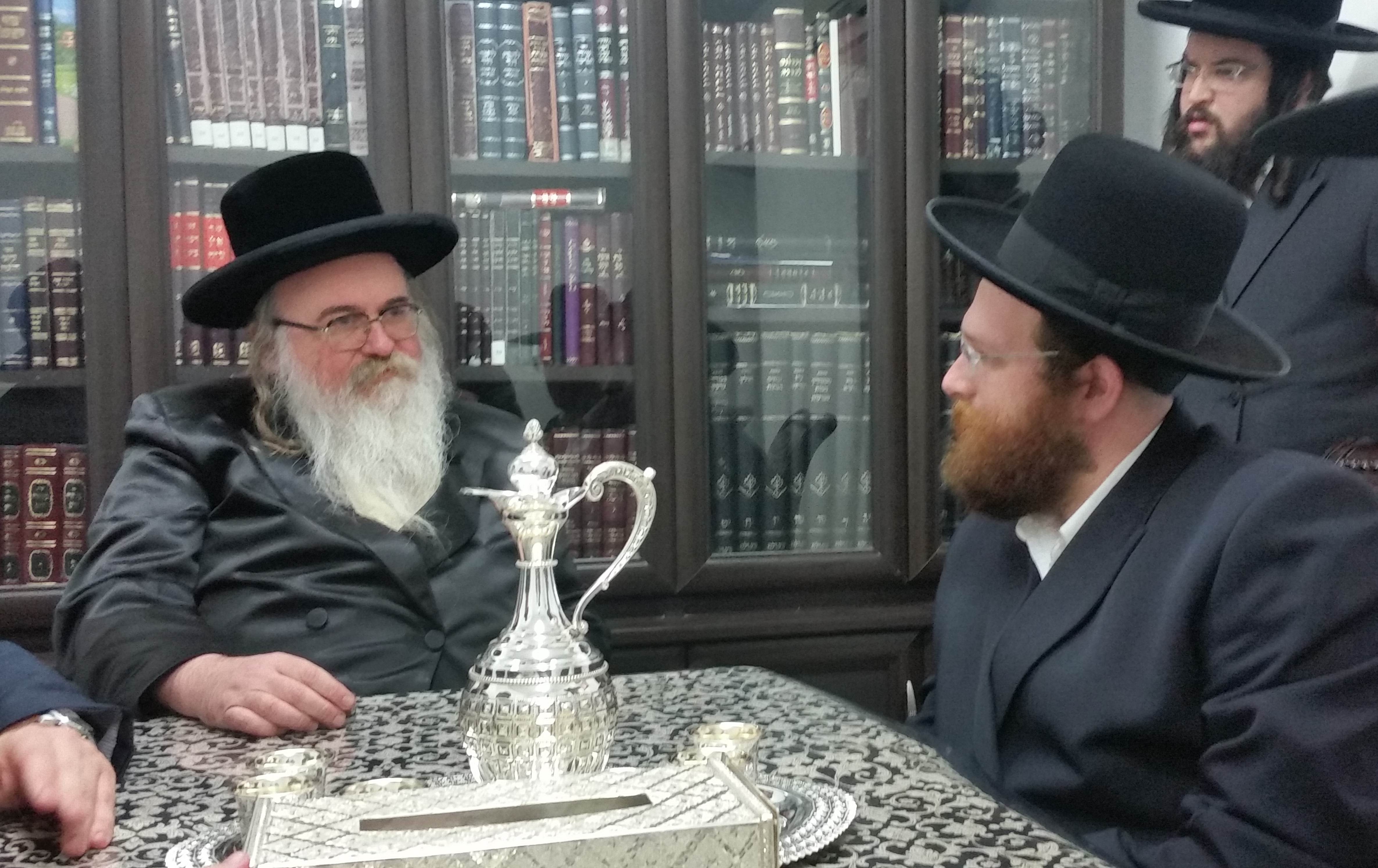 ראשי מרכז 'עזר לחיים' בביקור אצל כ"ק האדמו"ר מביאלה רמת אהרן שליט"א האדמו"ר מביאלא ורמת אהרן