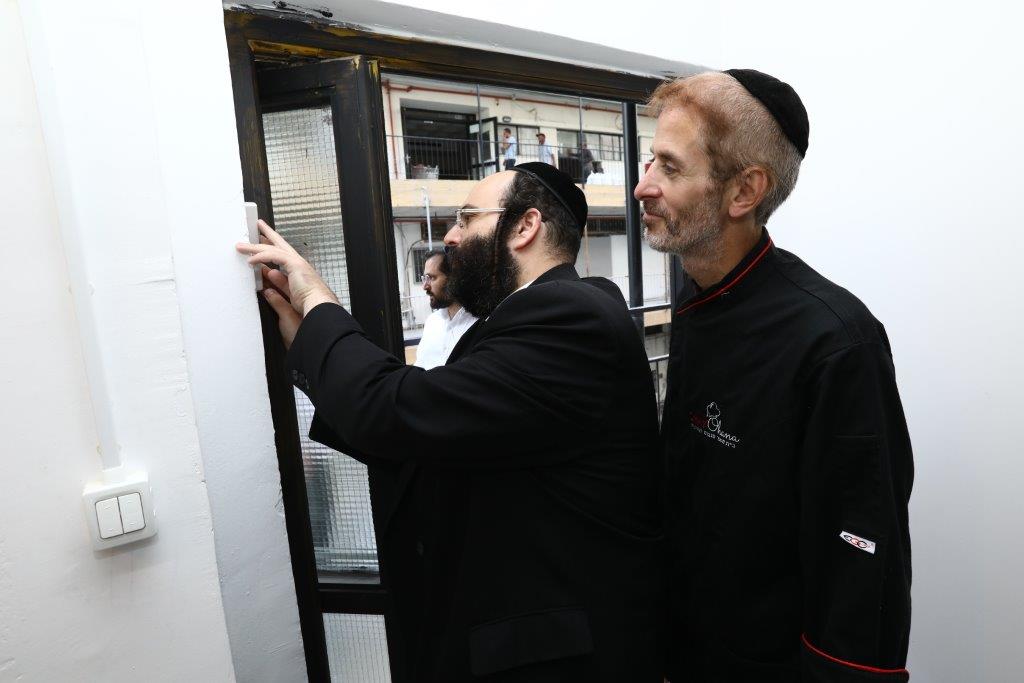 טקס קביעת מזוזה לביה"ס לקולינריה של השף שי אוחנה 404A0315